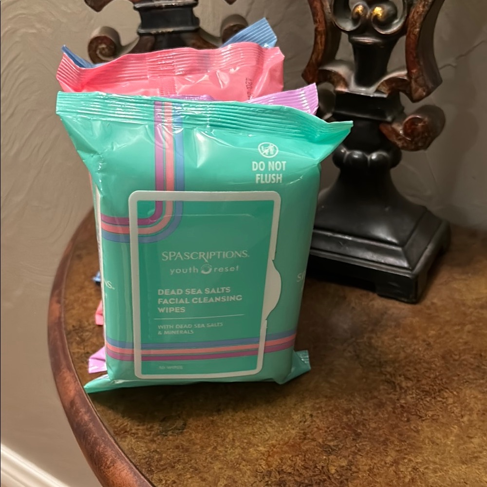 Youth Reset Facial Cleansing Wipes - Multi-Color Pack - Picture 4 of 5